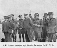 S.E. Starace consegna agli Atlantici la tessera del P.N.F.